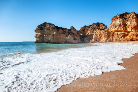 葡萄牙的阿尔加维, 一个令人惊叹的海洋景观, 有黄色的岩石和湛蓝的水。大自然的美与海洋的力量