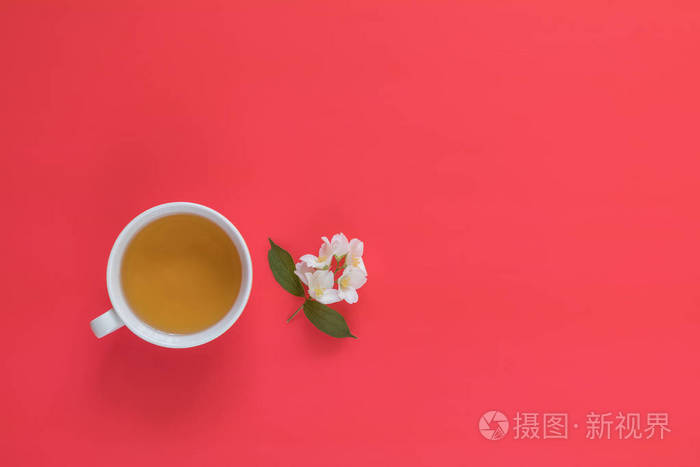 杯茶与白色一茉莉花花花束粉红色红色背景