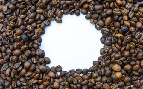 顶部视图咖啡豆带圆圈拷贝备用