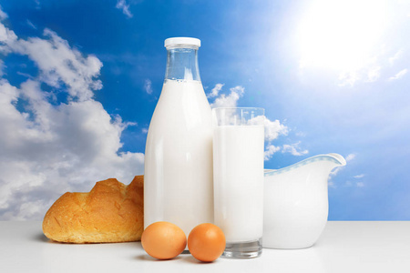 面包和牛奶在白色桌, 有机食物概念