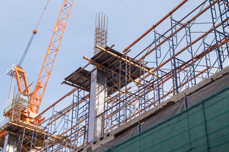 塑成施工现场用钢和混凝土柱塑成建筑物结构照片