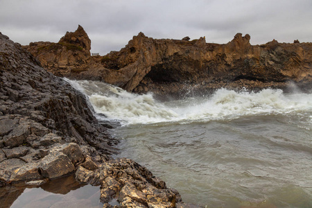 水的 Godafoss 瀑布冰岛的石质岩石沙漠风景美丽的地方。定了调子