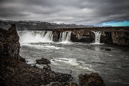 水的 Godafoss 瀑布冰岛的石质岩石沙漠风景美丽的地方。定了调子