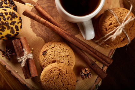 圣诞概念与一杯热茶, 饼干和装饰品在木质背景, 选择性焦点