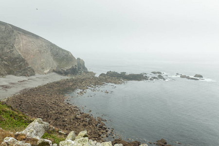 夏季大西洋岩石海岸景观在悬崖岸边和海浪海浪的大石块。Crozon, 法国的看法附近的纪念碑海军航空海角山羊, 2018年5月