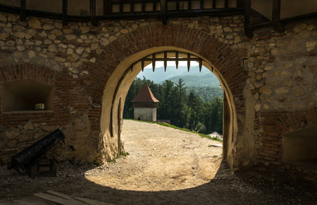 旧防御堡垒的门。中世纪建筑