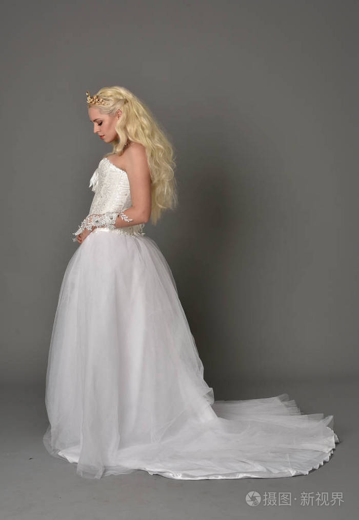 站姿在侧面轮廓, 灰色演播室背景