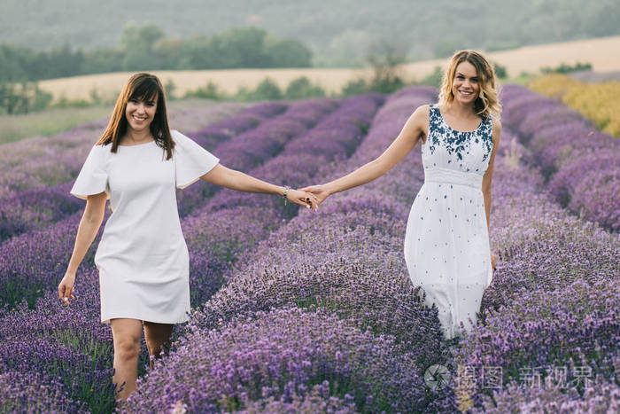 两个女人在薰衣草地里散步