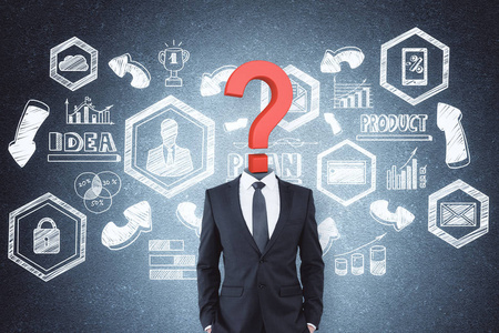 问号为首的商人站在具体的背景和创造性的商业草图.