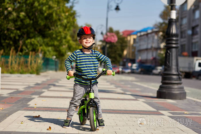 骑自行车和头盔的孩子微笑着
