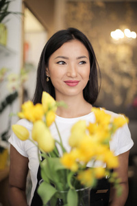 美丽明亮的亚洲妇女与郁金香花束