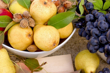 甜有机梨, 季节性水果, 秋季水果丰富的收获照片