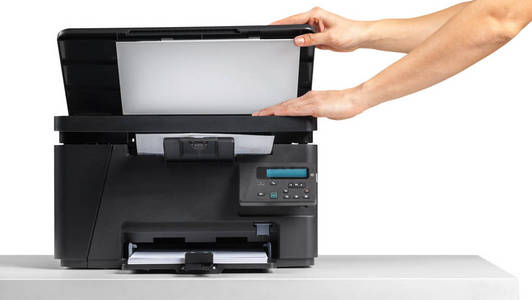 妇女手在办公室使用打印机