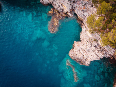 亚得里亚海岩石海岸鸟瞰图