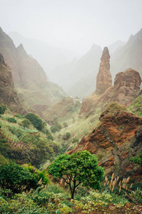 佛得角圣 Antao 岛 xo 河谷的山峰。许多栽培植物生长在山谷之间的高岩石。干旱和侵蚀的山峰太阳光。撒哈拉尘埃在空中