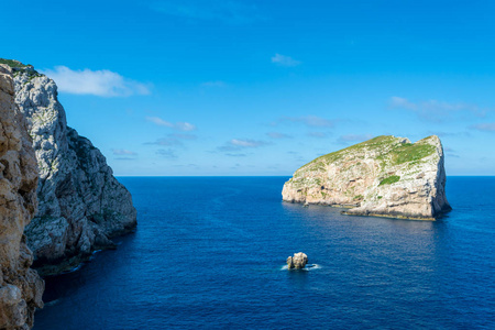 夏日阳光明媚的撒丁岛海岸与 Foradada 岛的景观