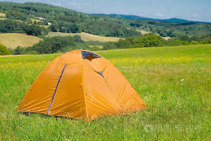 帐篷在草地上