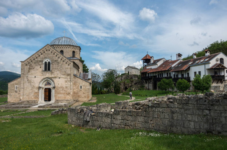 东正教修道院格拉达茨在塞尔维亚。格拉达茨寺位于 Golija 旅游区附近, 靠近旅游中心科帕奥尼克山