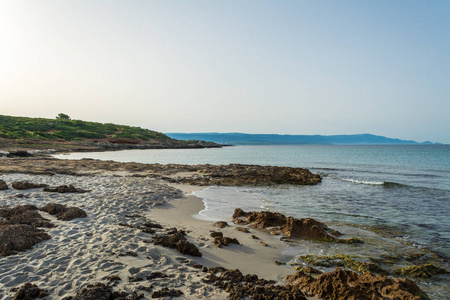 撒丁岛海滩的 Bombarde, 靠近阿尔盖罗, 在清晨的 summero