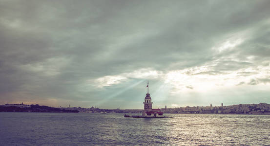 处女座的塔也被称为 Kizkulesi, 它坐落在这一海峡的入口处, 今天它成为伊斯坦布尔的象征。