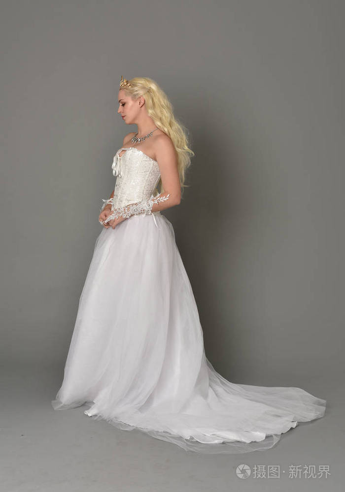 站姿在侧面轮廓, 灰色演播室背景