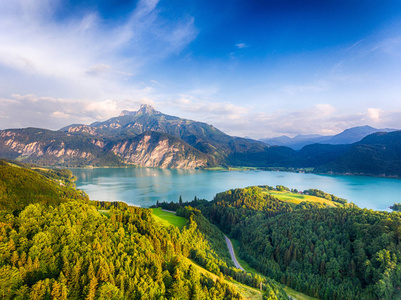 美丽的湖 Mondsee 和 Schafberg 山的鸟瞰在萨尔茨卡梅谷在夏天时间。奥地利欧洲