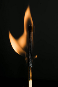 燃烧火柴和黑色背景图片
