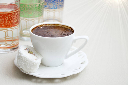 土耳其咖啡牛奶奶油巧克力开心果土耳其喜悦和水杯背景