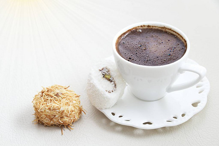 土耳其咖啡配牛奶奶油巧克力开心果风味白色土耳其喜悦和被粉碎的坚果糖浆烘烤的面团