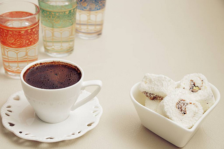 土耳其咖啡配牛奶奶油巧克力开心果土耳其喜悦和杯子水拷贝空间