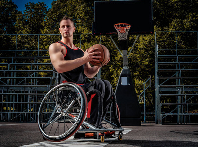 残疾人篮球运动员在一个开放的游戏场上举行球