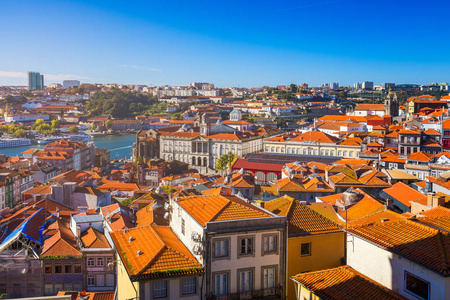 在葡萄牙的杜罗河河 波尔图 和 Ribeira 的古城波尔图全景。世界旅行观光和旅游概念