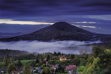 有雾的早晨，在捷克瑞士浪漫风景