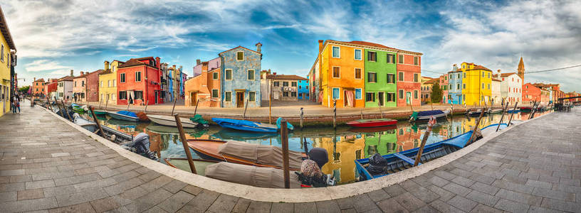 在意大利威尼斯布拉诺岛运河沿线五颜六色的房子全景。由于风景如画的建筑, 该岛是游客的热门景点。