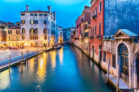 在意大利威尼斯的卡斯特罗区观看风景如画的运河, 美丽的倒影
