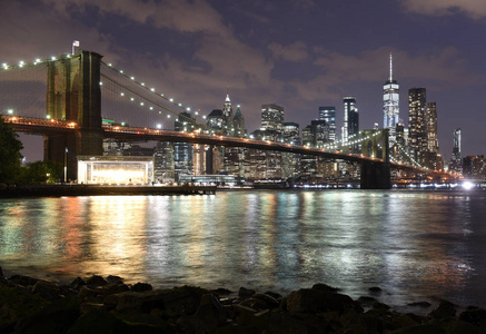 纽约市, 下曼哈顿的金融区与布鲁克林桥在晚上, 美国