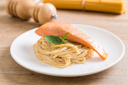 意大利面条奶油芝士白汁照片