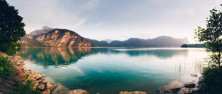 美丽的自然湖 Mondsee 的全景在萨尔茨卡梅谷在夏天时间。奥地利欧洲
