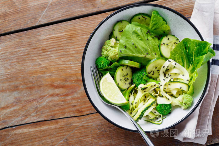 木桌上的新鲜绿色沙拉碗, 健康食品概念