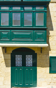 建筑与传统多彩马耳他阳台和门在瓦莱塔的历史部分