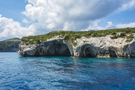 海景。 Zakynthos岛上的蓝色洞穴希腊