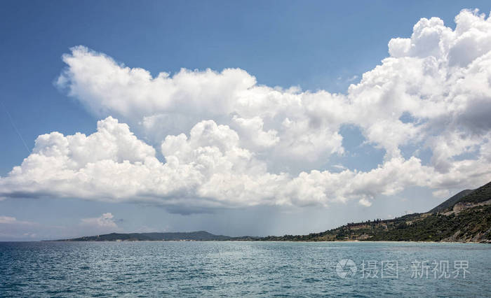 海景海岸边上空的高积雨云云