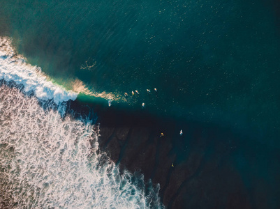 热带海滩与绿松石海水。顶部视图