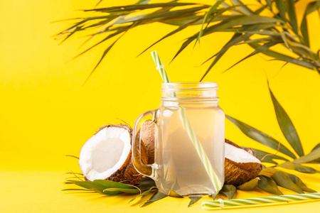 椰子水和椰子在明亮的粉彩背景下, 选择性聚焦照片