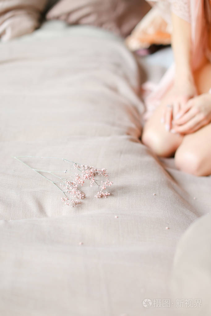 坐在床上穿内衣衣服的年轻女子