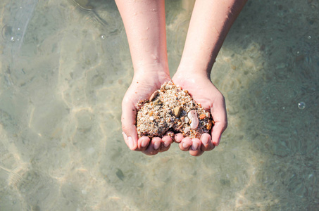手捧着沙子的心形, 双手捧着沙滩沙在心形, 手捧沙, 心形.
