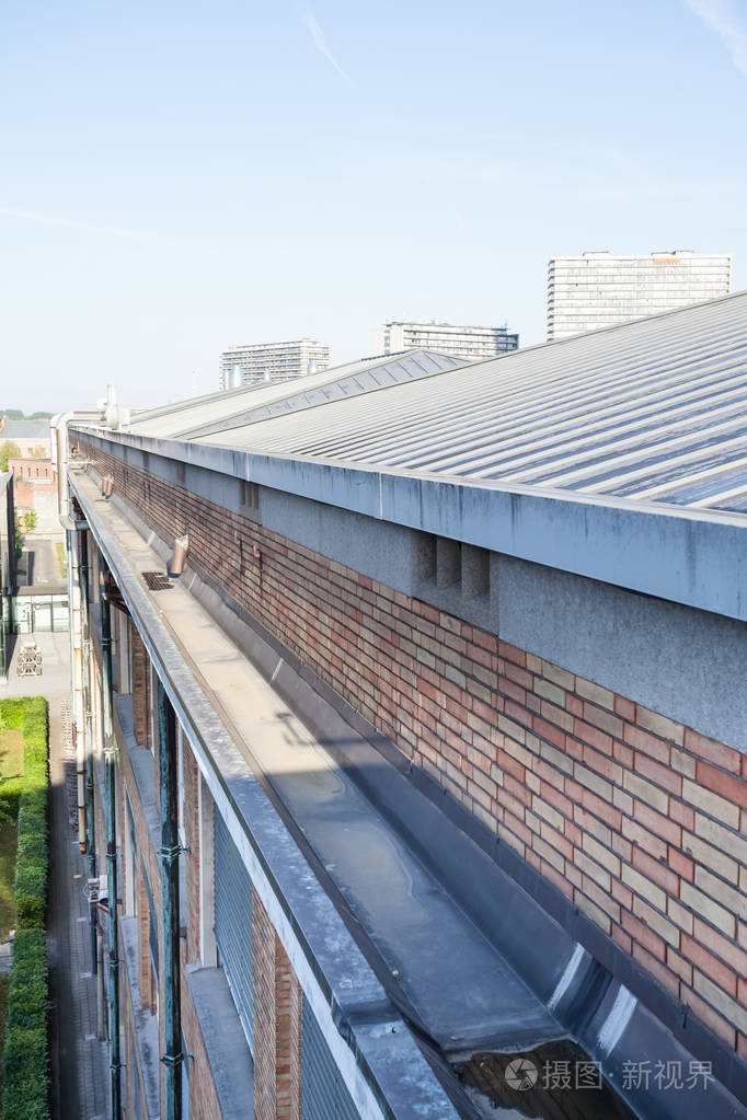 在城市的一座高楼上有一个美丽的屋顶.