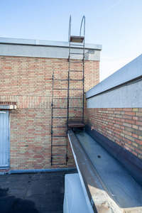 在一个建筑物的屋顶有一个旧的紧急楼梯照片