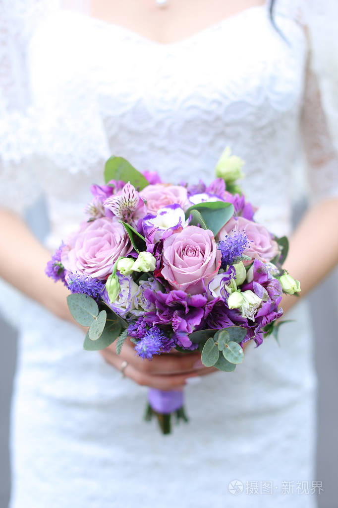 特写 vioelt 花束花在未婚妻手里