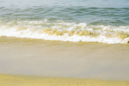 海浪在海边的海滩上